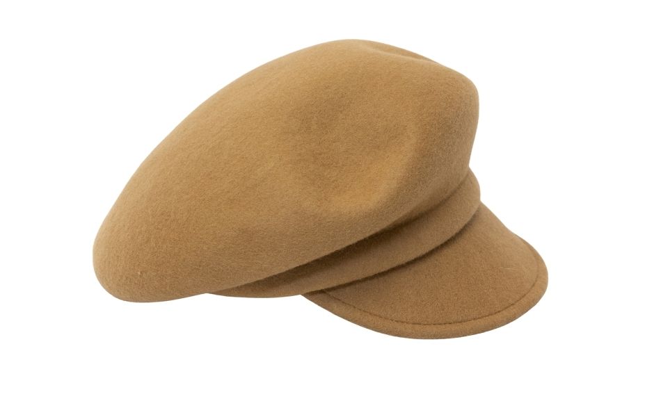 手蒸しで形づくられた、森安のキャメル色キャスケット。柔らかな曲線が特徴。