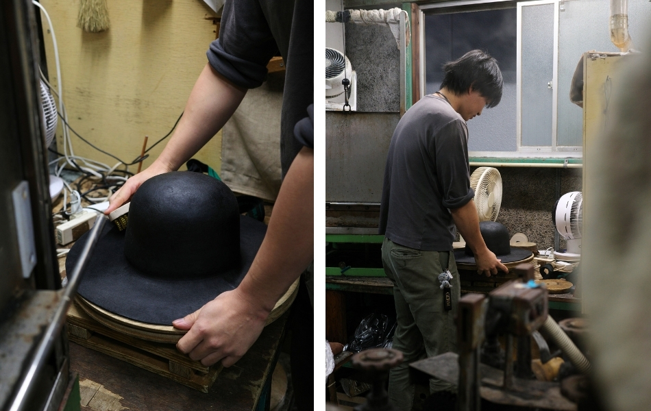 画像1(左:手元アップ)
帽子の木型にウールを丁寧に合わせる職人の手元。森安の制作現場で進む新しい試みの一場面。
画像2(右:人物作業)
工房でウール帽体の形を整える職人の作業風景。素材と向き合う制作記録の一部。